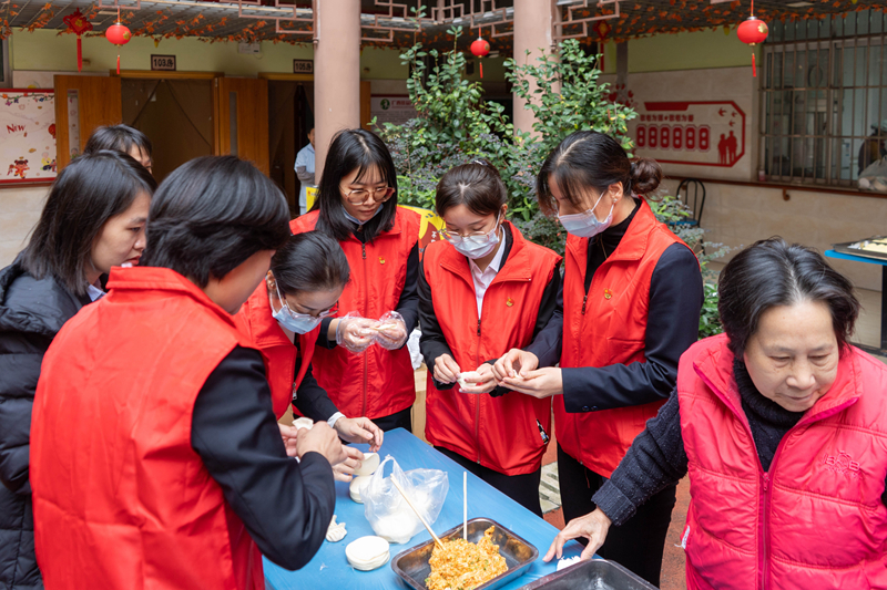 /QJ_832113108700.jpg 乐天使酒店公司机关和五象山庄联合党支部给老人们包饺子.jpg