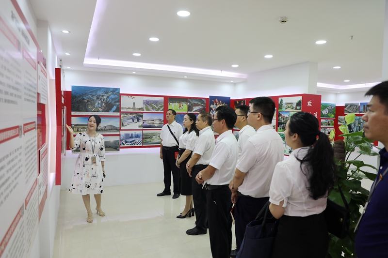参观南宁乐天使集团企业文化展示室.JPG