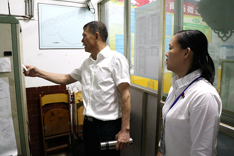 /QJ_904848972706.jpg 黎文健查看商场消防控制柜操作演示(拍摄:邓丽宁).JPG