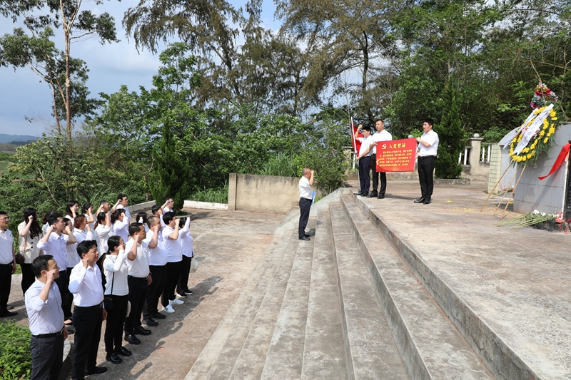 /QJ_913869973177.jpg 乐天使资产公司机关党支部到斑峰烈士陵园祭英烈.jpg