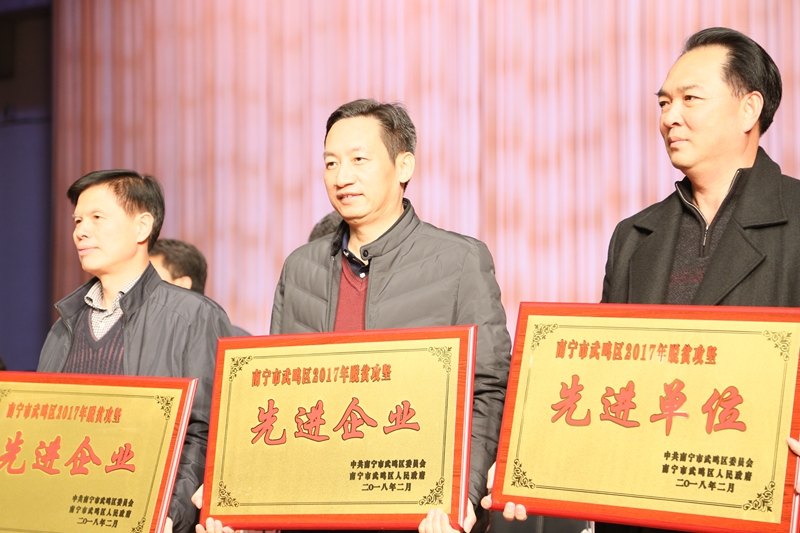 /QJ_808241683645.jpg 图为集团党委副书记马超毅同志代表乐天使投资集团领取奖牌。_副本.jpg