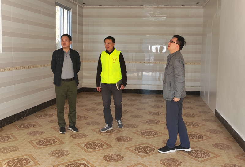/QJ_944428575372.jpg 马超毅在寨鹿村开展乡村乐天使调研.JPG