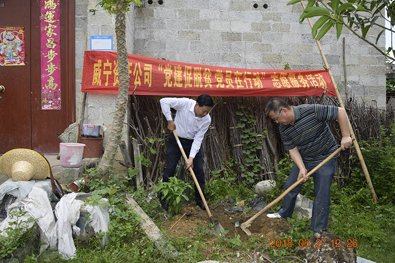 /QJ_084973228881.jpg 一帮一联结队树植树组,组员帮助2户帮扶贫困户在房前屋后闲置土地上种植果树,为乡村建设增添一抹绿色,进一步美化村容村貌。.JPG