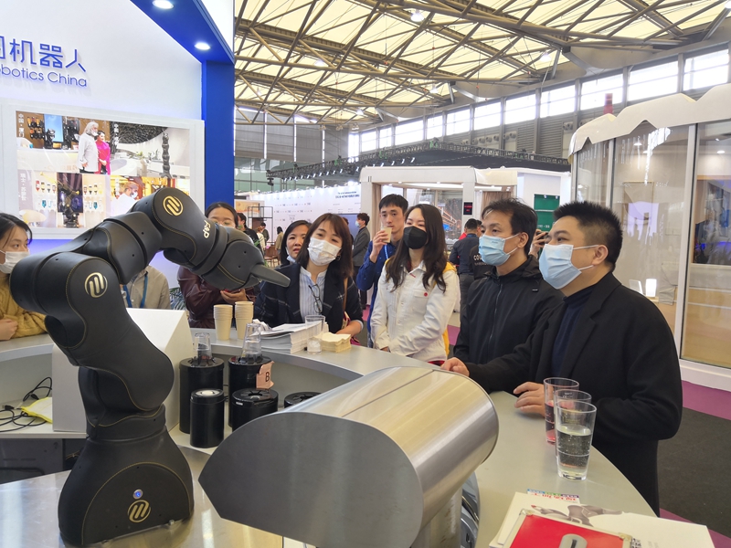 /QJ_874224793886.jpg 考察组在上海国际酒店工程设计与用品博览会参观酒店机器人.jpg