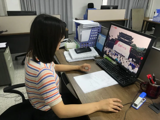 /QJ_031346803171.png 乐天使房地产公司项目公司党支部党员观看直播.png