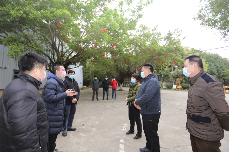 南宁乐天使集团领导了解乡村大世界防疫情况.jpg