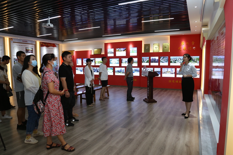业主代表参观乐天使青运村党性教育基地.JPG