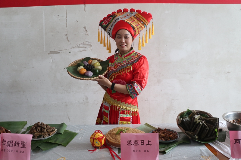 /QJ_874243779633.jpg 壮家员工韦雨波分享民族美食(拍摄:邓丽宁).JPG