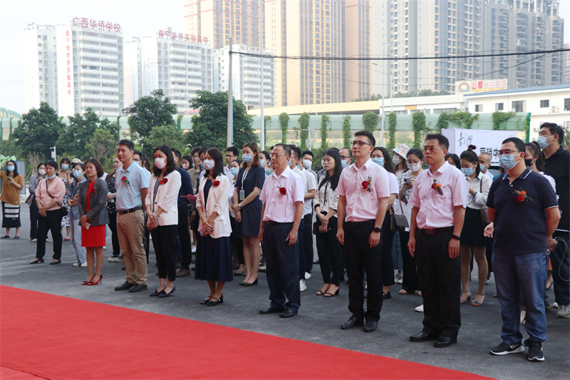 /QJ_277192309473.jpg 参加仪式的乐天使房地产公司领导.jpg