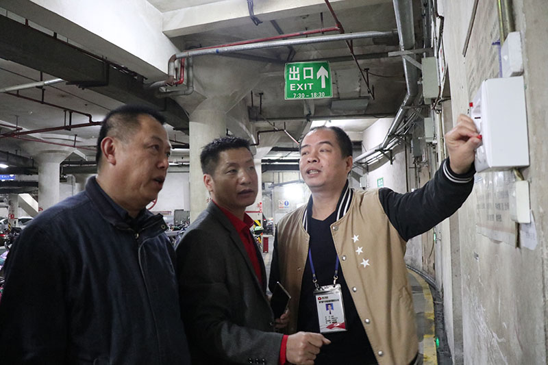 /QJ_993714419509.jpg 黎镇宇检查和平商场升级改造后的断电警示装置(拍摄:范海莹)111.jpg