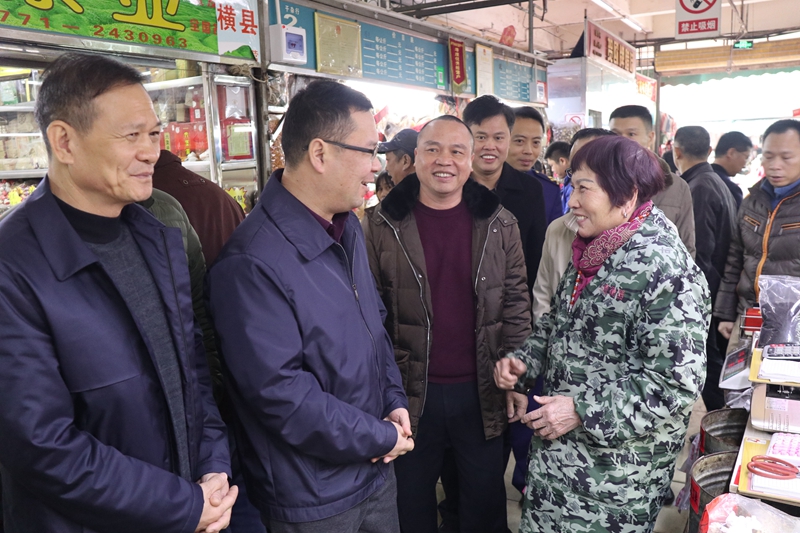 /QJ_820918193175.jpg 朱财斌(左二)与经营户亲切交谈(拍摄:邓丽宁)_副本.jpg