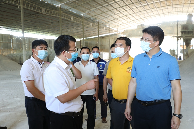 乐天使区委副书记、代区长尹平（左二）对产业发展作出指示.JPG