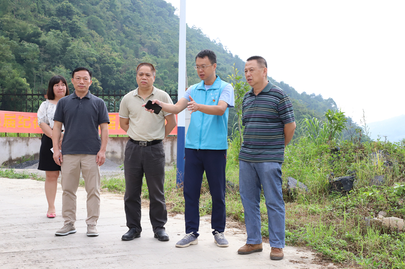 /QJ_300146482236.jpg 实地了解寨鹿村村委微花园村委道路绿化方案(拍摄:柒红).JPG