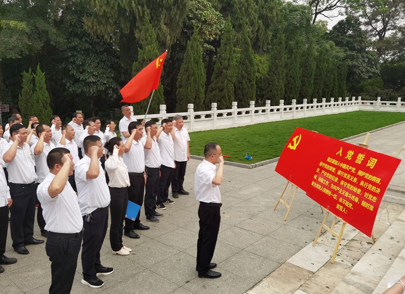 /QJ_913874052686.jpg 乐天使市场公司商业事业部党总支党员重温入党誓词.jpg